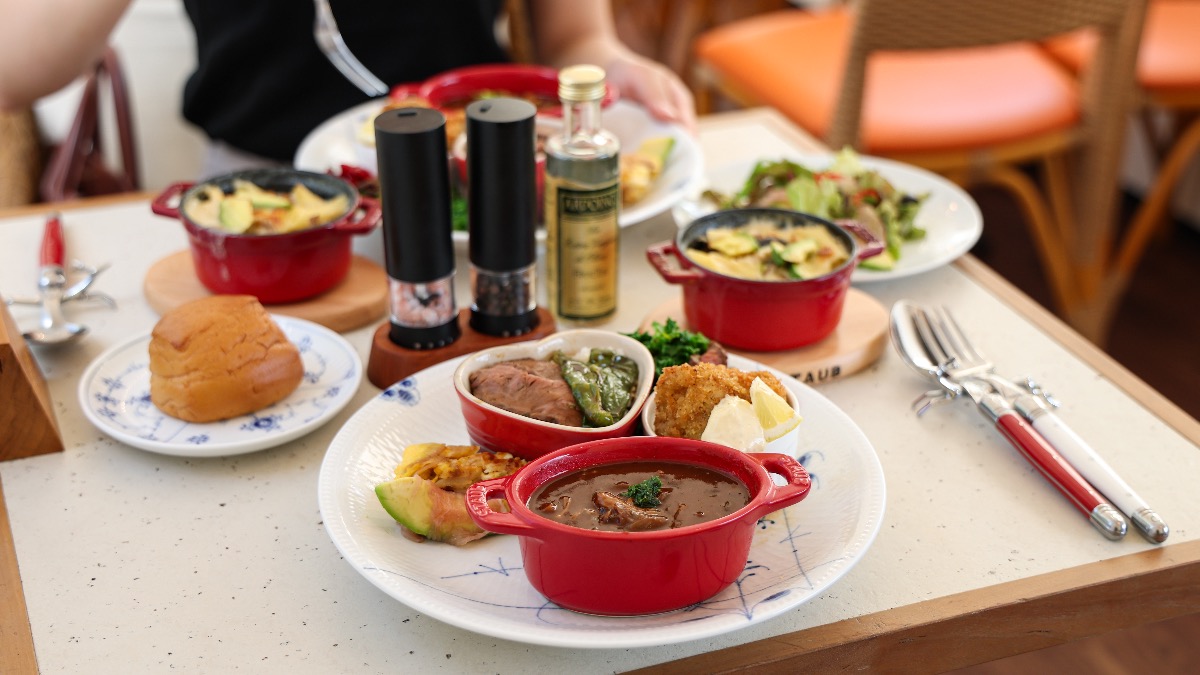 窓辺に広がる“車窓レストラン”の時間。奈良・平城山「cafe 茶坊流」で味わう丁寧な一皿と紅茶の余韻 | cafe 茶坊流