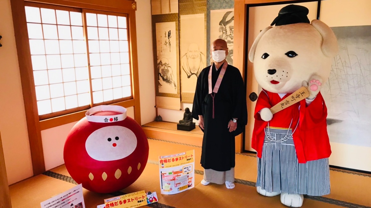 受験生合格祈願！王寺駅から達磨寺への道にだるまさんが登場！