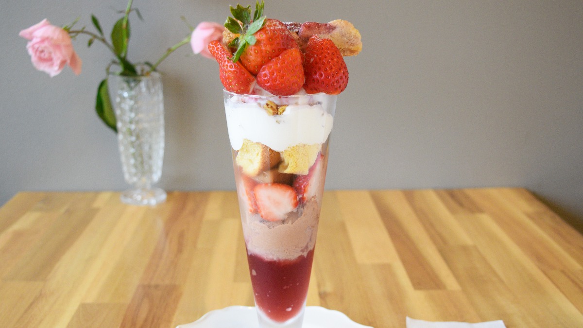 いちごのタルトをオン！上質な素材で作る、宝石のような「奈良のいちごパフェ」【HUGTERRE CAFE｜奈良市】