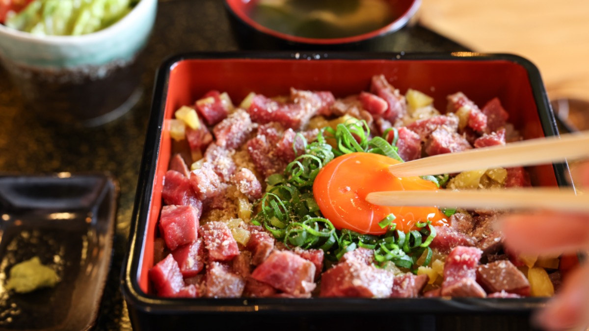 若き店主が造る「フォトジェニックな肉重 」【酒と串と鉄板 天晴（あっぱれ）｜奈良県大和高田市】