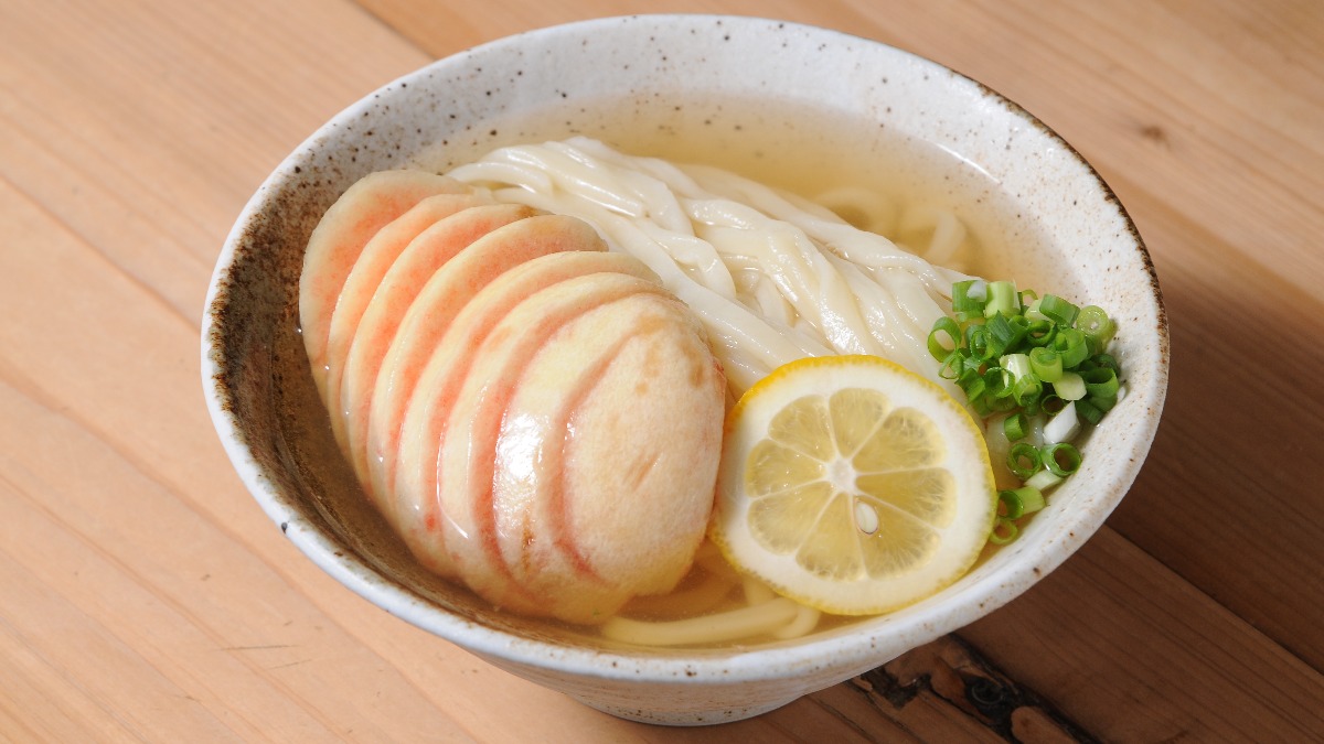人気讃岐うどん店の夏の風物詩！桃の冷やかけうどん【ぶれーど・う｜桜井市】