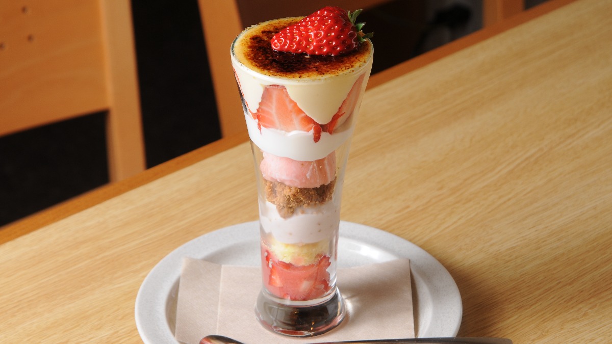 地元食材を活かしたお店のいちごブリュレパフェ【ごせ町料理koe｜御所市】