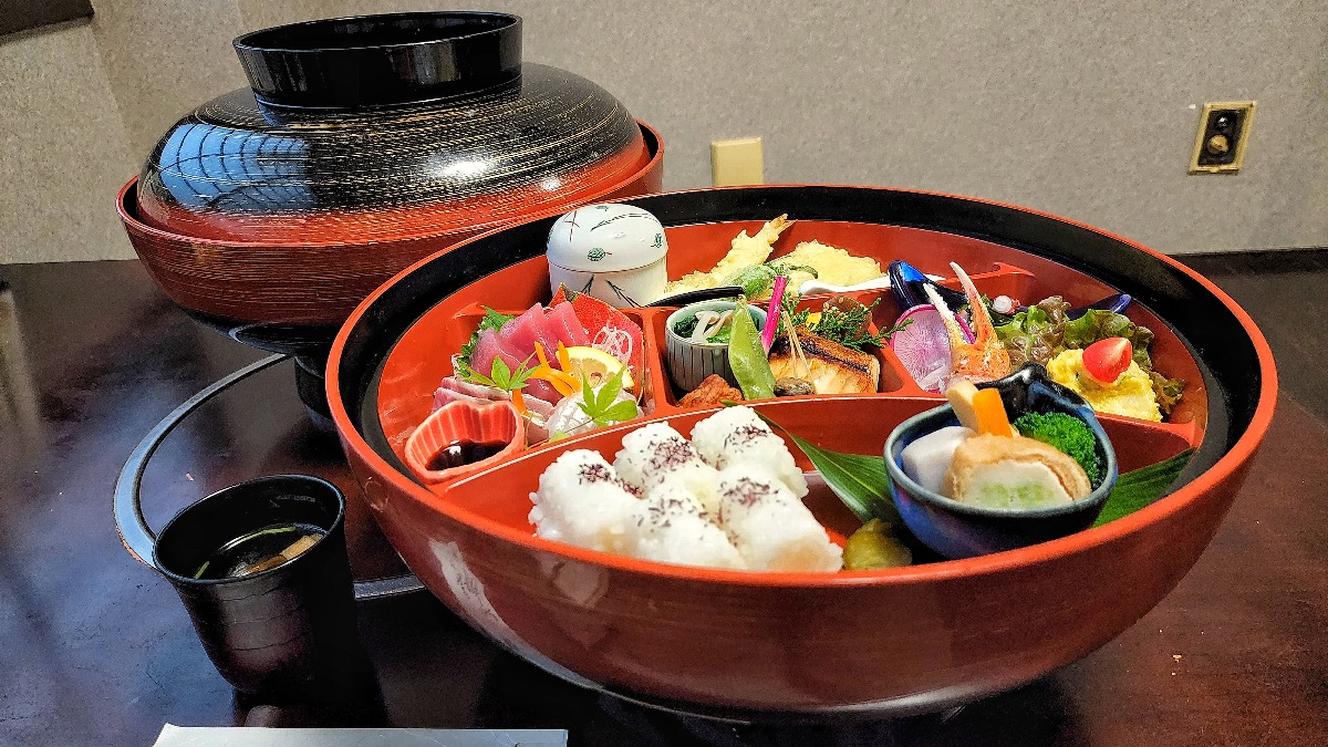 巨大なお椀の豪華な膳で一寸法師になった気分　ラーメン大好き中田メシ【一語一笑｜桜井市】