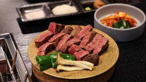 焼きはすべて任せて極上へ。黒毛和牛と国産牛フィレ200gを食べ比べ｜肉盛り記念日プレートも人気のにくぞう ならまち店