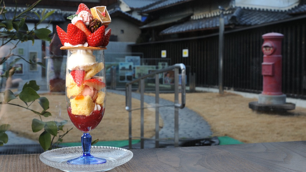 元郵便局カフェのいちごパフェ【Tegami Cafe/御所市】