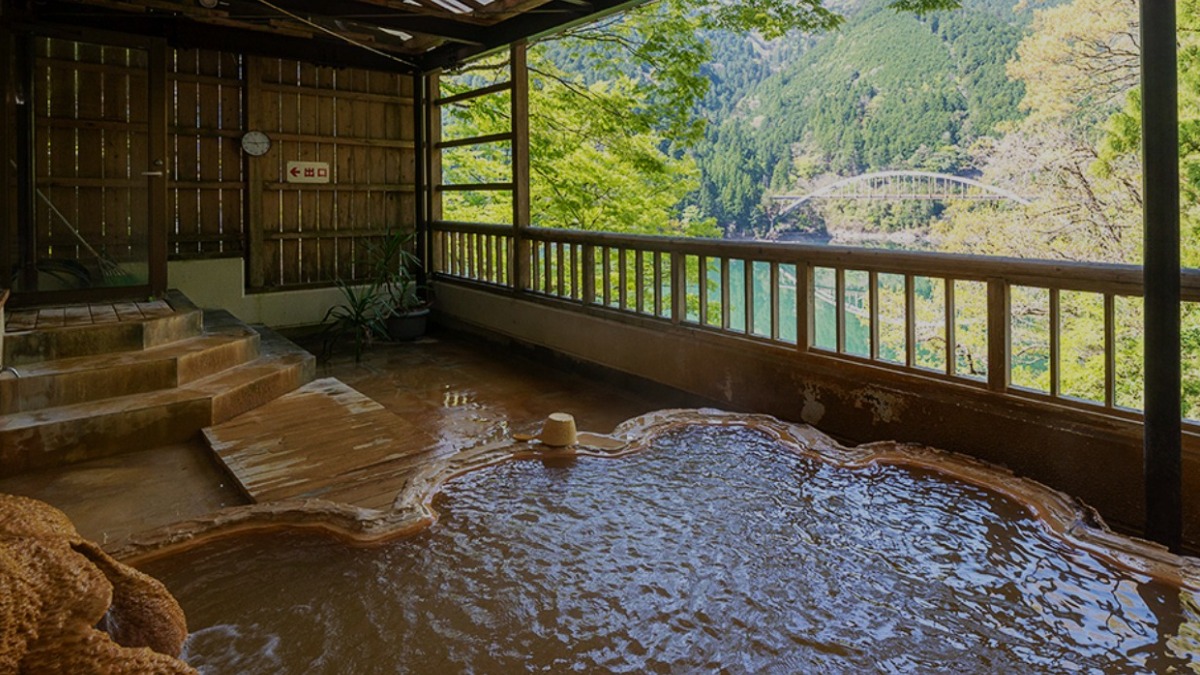 【奈良日帰り温泉特集】総杉丸太造りの大浴場と景観抜群の露天風呂が自慢！奥吉野の名湯「入之波温泉山鳩湯」