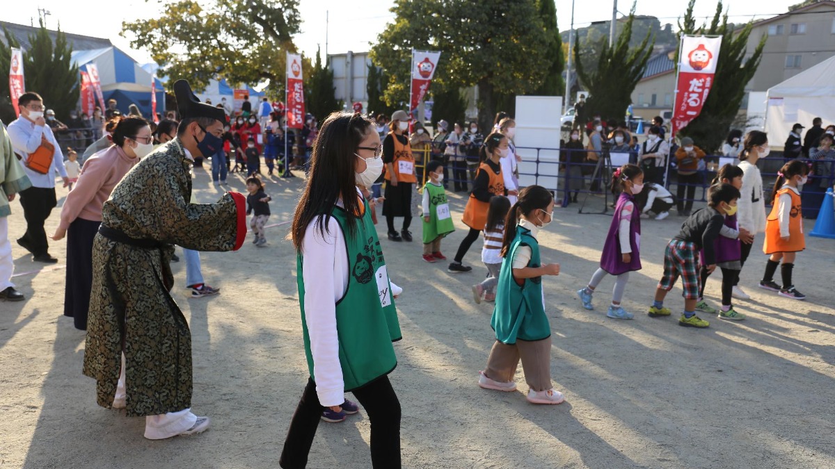 達磨寺で開催！全国だるまさんがころんだ選手権大会【王寺町】
