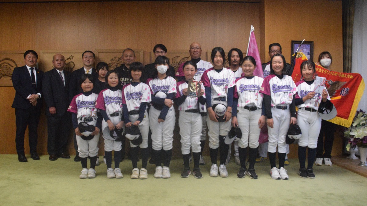 奈良県代表の「桜井ソフトボールクラブ QUEENS」が奈良県知事に表見訪問　小学生女子ソフトボール全国大会で旋風を巻き起こせ
