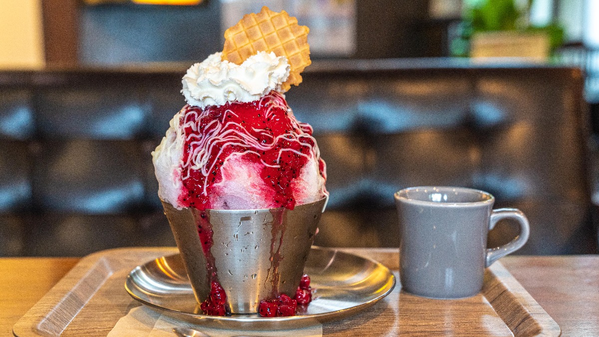 ビビッドカラーの攻め系かき氷は中まで変化球！【cafe maru/奈良市】