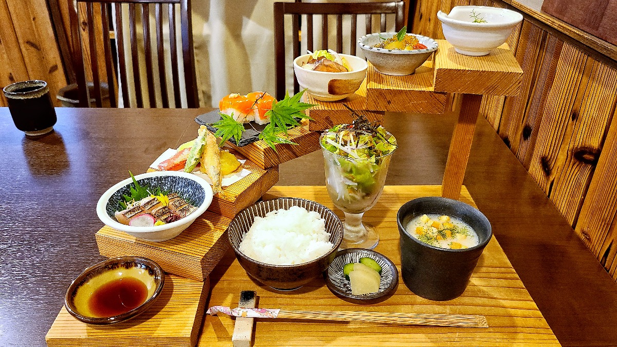 季節の逸品がリーズナブルにいただける「階段ランチ」　ラーメン大好き中田メシ【かじゅある割烹絵空｜香芝市】