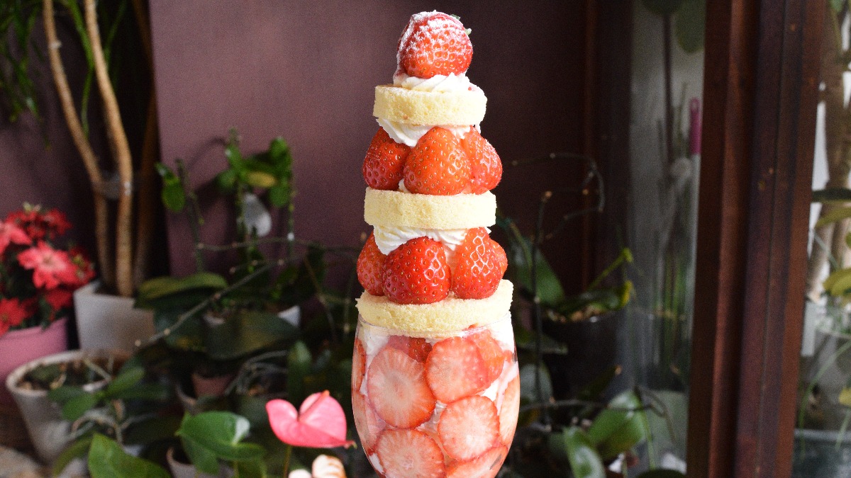 ケーキもパフェも食べたい！欲張りさんの願いを叶えるいちごパフェタワー【pâtisserie 旬｜大和郡山市】