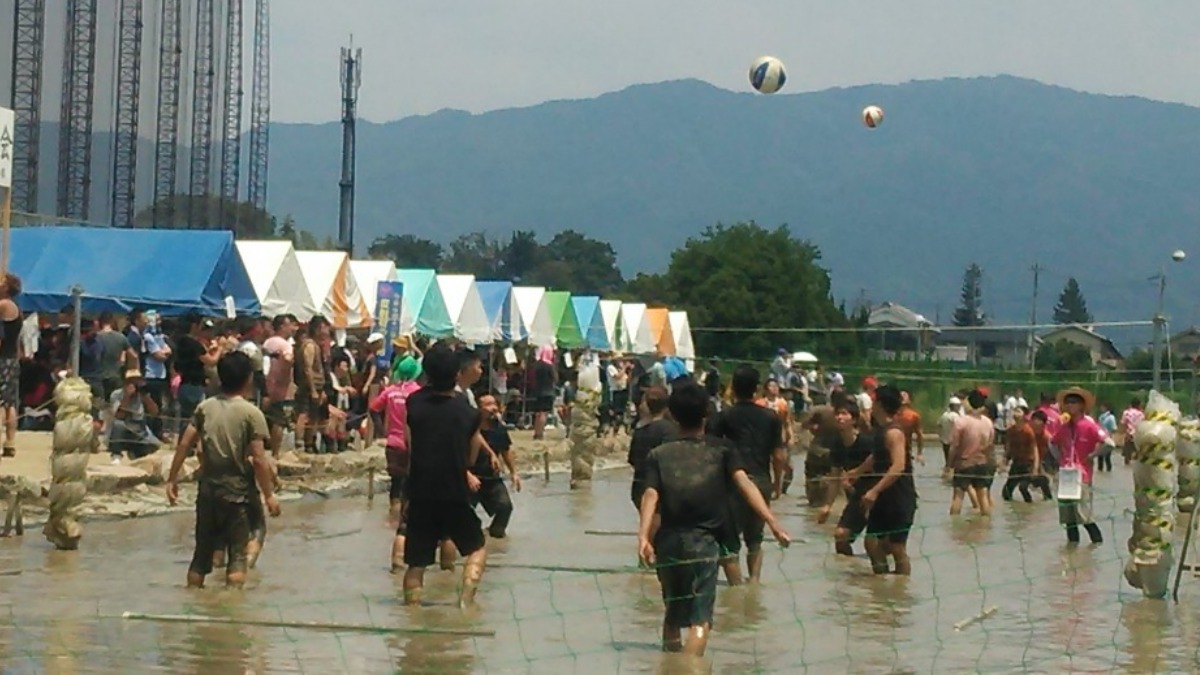 復活！田んぼで行う「どろんこバレーボール大会」開催｜奈良県田原本町
