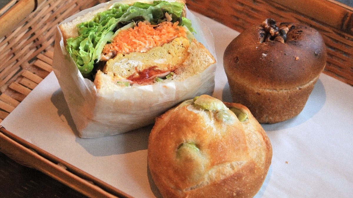 路地を歩くと見えてくる、カフェ併設のパン屋さん【豆パン屋 アポロ/大和郡山市】