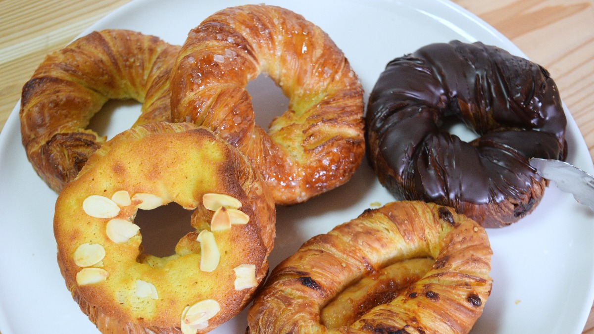 【新店】並んででも手に入れたい！食べた人を虜にする新食感のパン「べークロ」｜クロコベーカリー