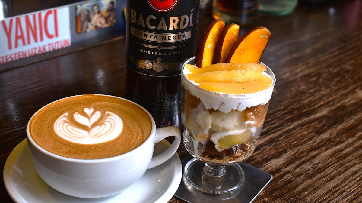 季節のパフェとコーヒーカクテル。秋の夜長にゆっくり愉しむ大人空間『pilot coffee』(富雄）