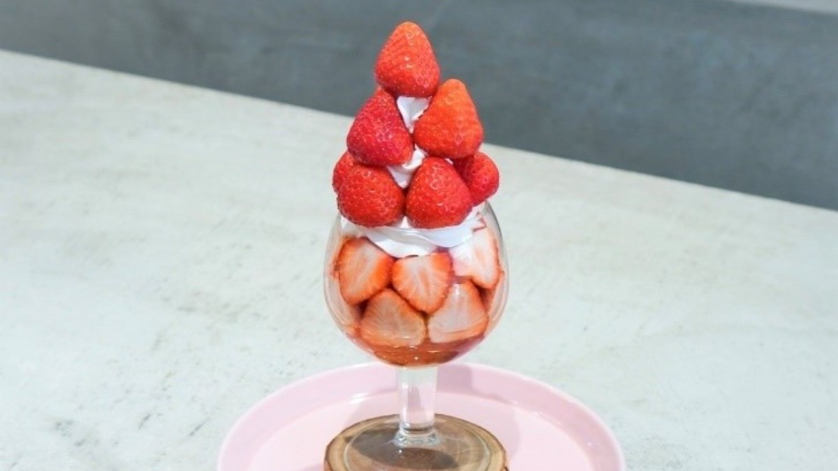 奈良の果実園ブランドいちごパフェ【堀内果実園 奈良三条店/奈良市】