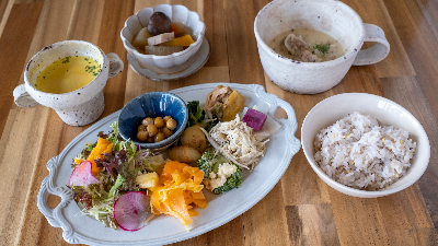 花とピアノに囲まれた地中海料理で健康な暮らし【HUGTERRE/奈良市】