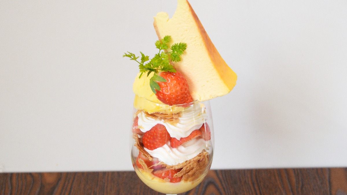 上品なビジュアルで魅了！チーズケーキとミルフィーユ、2つのケーキが楽しめるいちごパフェ【ソムリエカフェ leaf（リーフ）｜天理市】