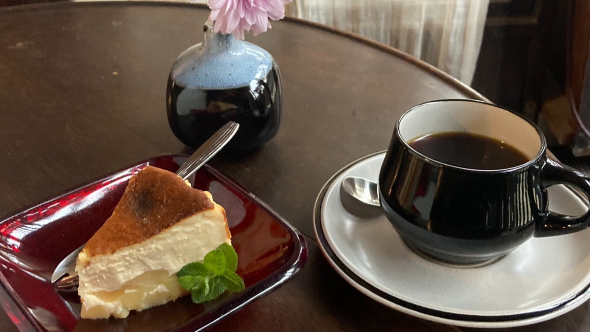 看板犬がかわいい！レトログッズが並ぶ今井町カフェ【笑夢空em.sky｜橿原市】