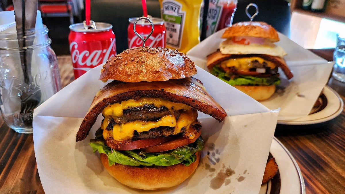 肉の旨みが溢れ出る「絶品ハンバーガー」はいかが？　ラーメン大好き中田メシ【ボンファイアー｜橿原市】