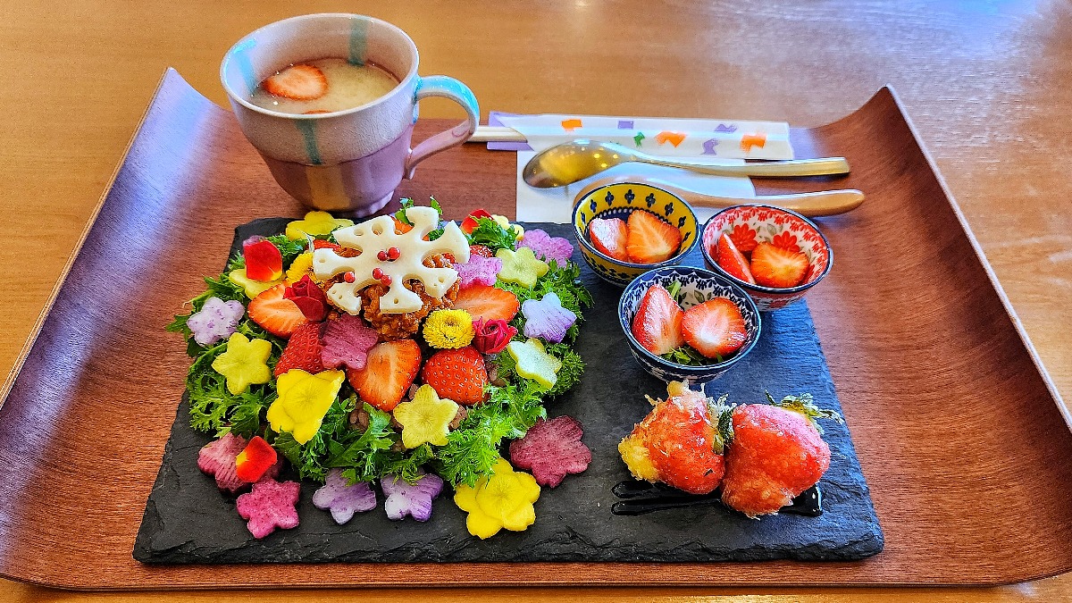 一皿で旬のいちご「あすかルビー」を味わい尽くす花手水ちらし　ラーメン大好き中田メシ【CURRYON（カリオン）｜明日香村】