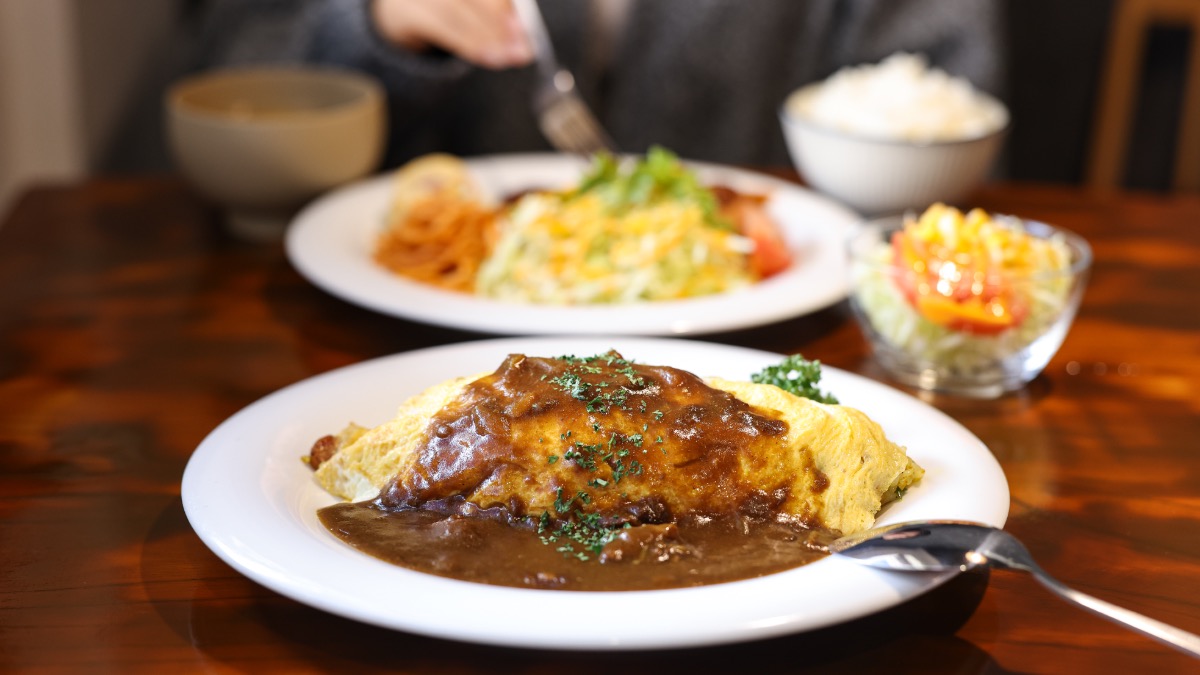 奈良・新大宮「アンバー」で朝活！絶品オムカレーとランチ定食、サイフォンコーヒーも