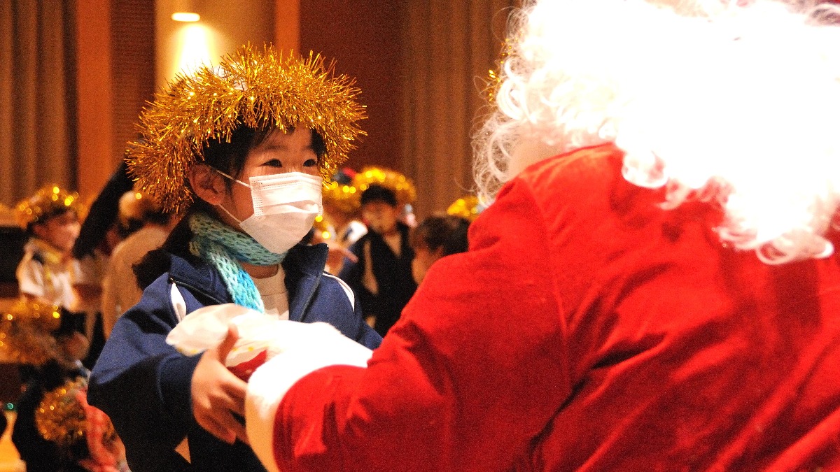 近畿大学附属幼稚園にサンタクロースがやってきた！