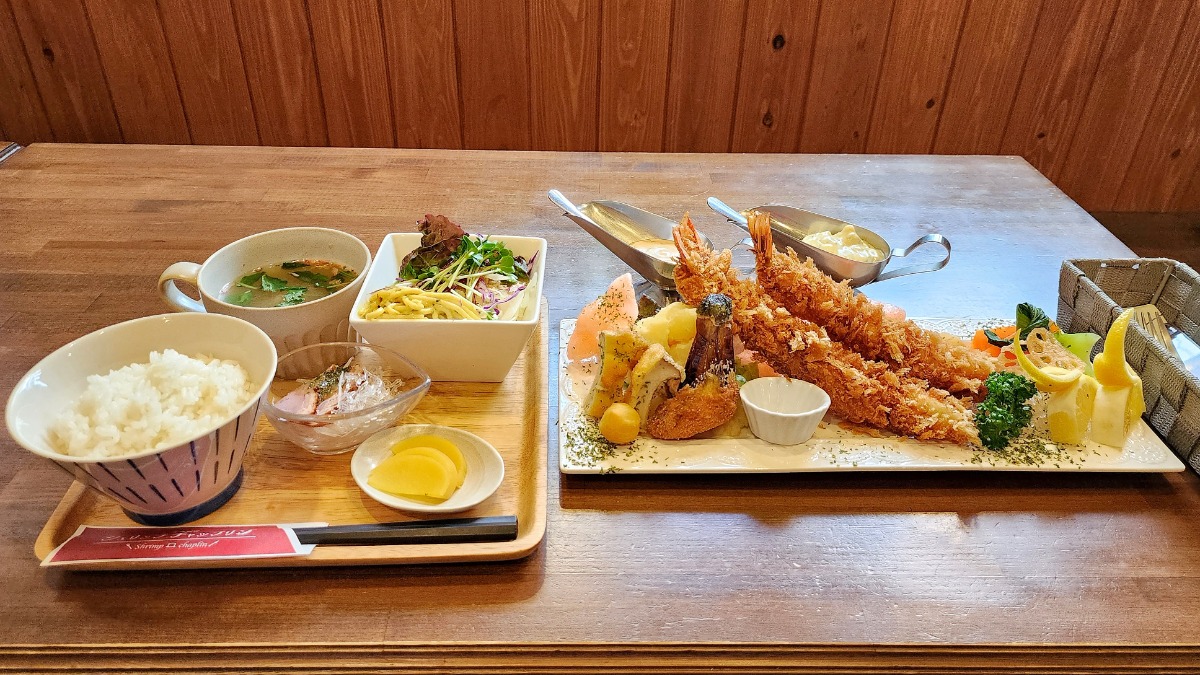 味は繊細でも「メガ盛り級」　おすすめ海老フライランチをご紹介　ラーメン大好き中田メシ【シュリンプチャップリン｜奈良県大和高田市】