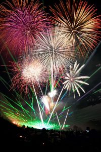 【吉野川祭り納涼花火大会】五條市で開催！奈良県最大規模の打上げ数は圧巻の約4,000発！