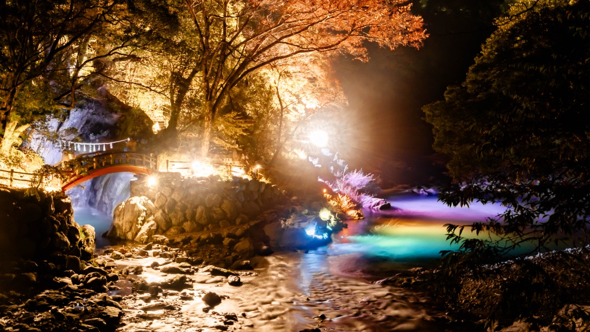 幻想的な空間が広がる「東の滝・夢淵ライトアップ」【東吉野村】