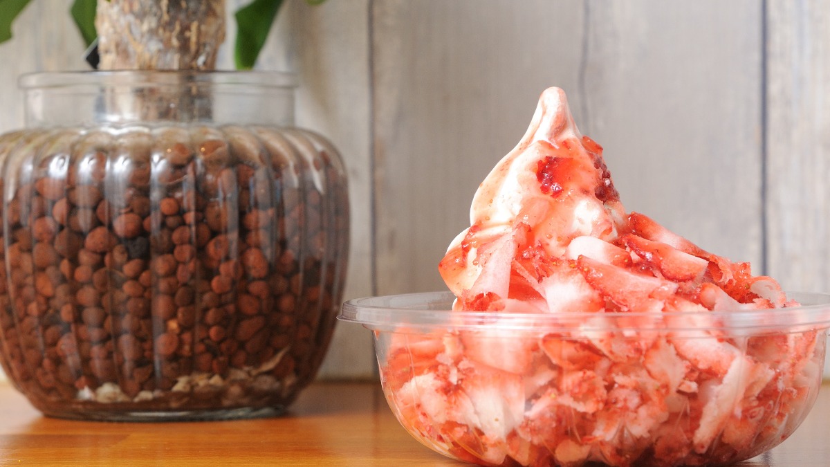 直売所の贅沢いちごソフトクリーム【ストロベリー工房／奈良市】