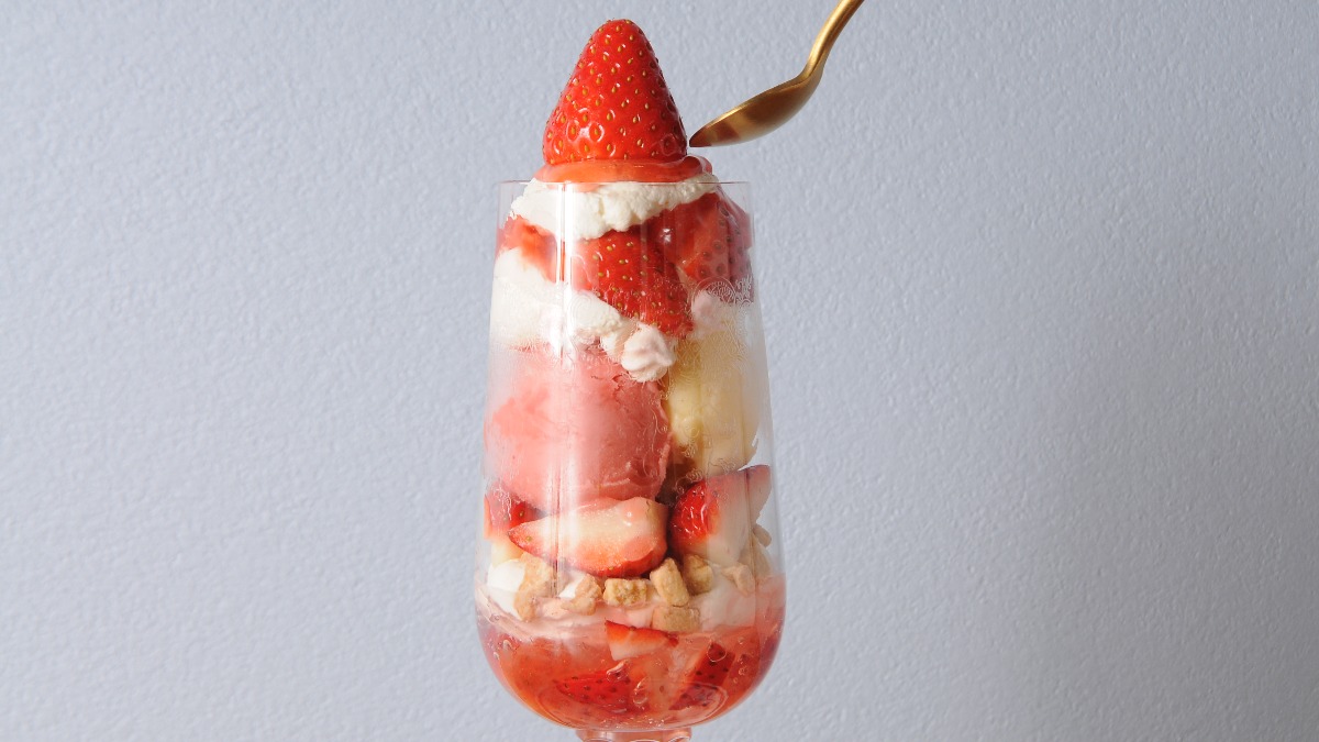 キラキラ輝くいちごパフェ【kira2｜三宅町】