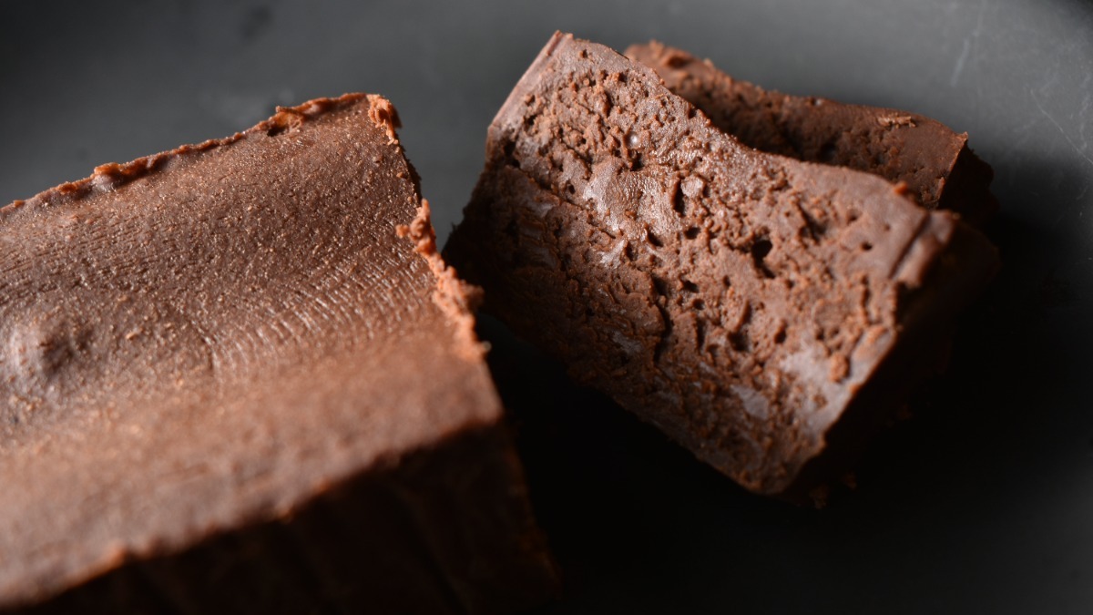 バレンタインに贈りたい！3変化の味わいが楽しめる濃厚ガトーショコラと新作カヌレ【ケンズカフェ東京 生駒店】