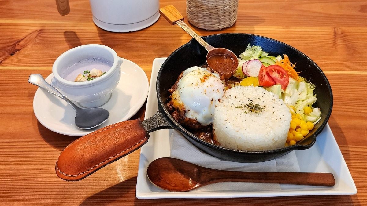 ぐつぐつ煮えたぎる「ロコモコ」と可愛い「プリンパフェ」　ラーメン大好き中田メシ【クロスポット｜奈良県大淀町】