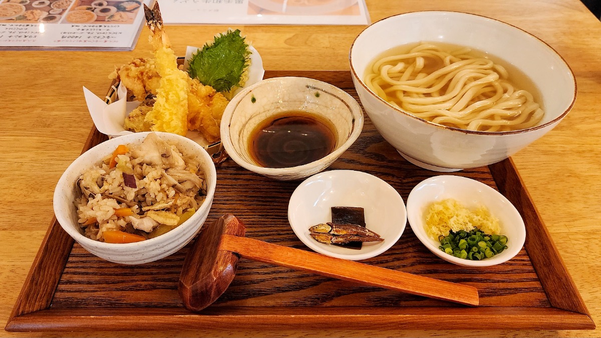 心をつなぐJR奈良駅近くの「人情うどん店」　ラーメン大好き中田メシ【うどん屋つなぐ｜奈良市】