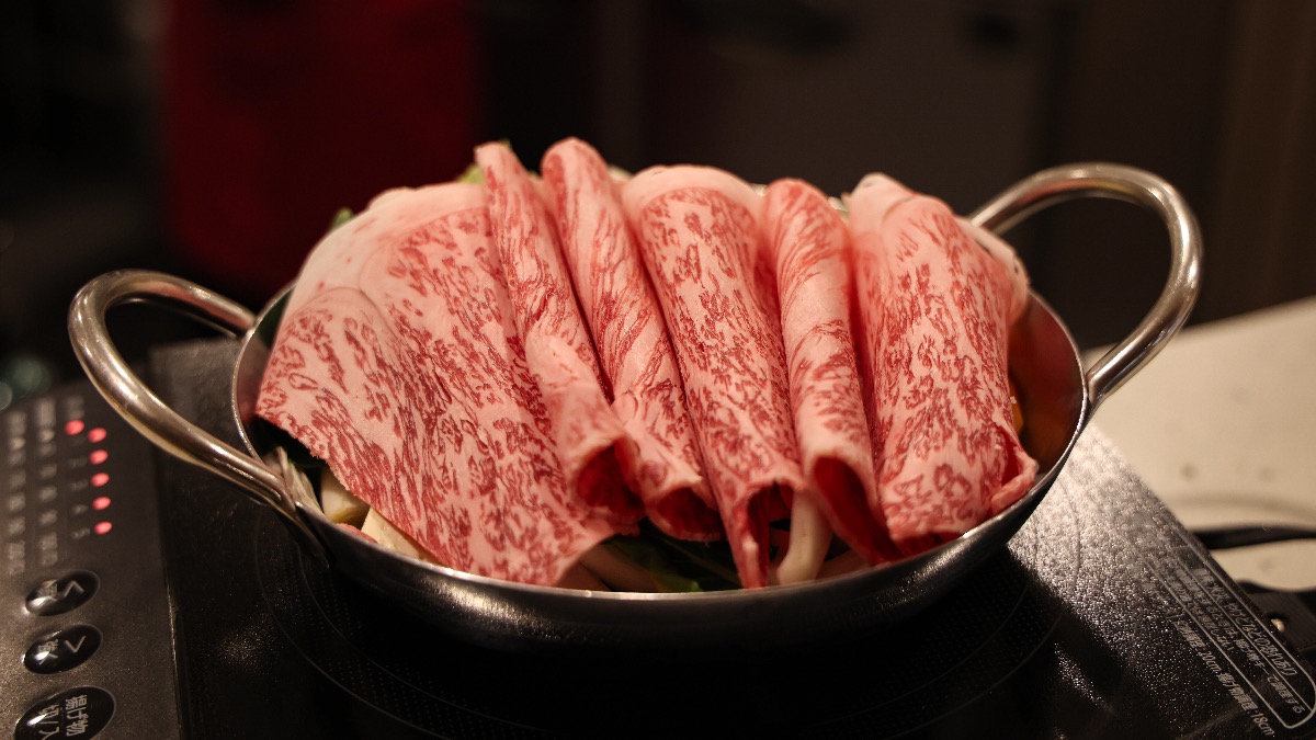 「誰にも気を遣わず、最高の一枚を。1人しゃぶしゃぶ専門店〈しゃぶくら〉で味わう黒毛和牛コース | しゃぶくら