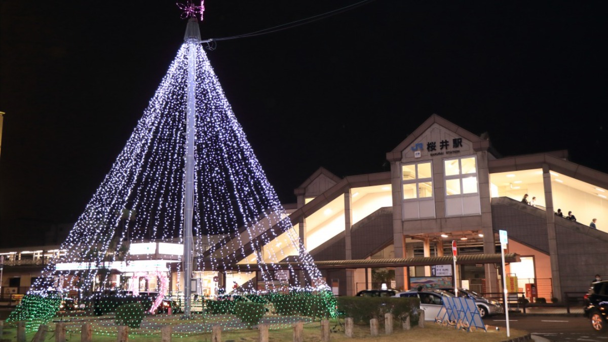 【奈良イルミネーション2022】桜井駅前をやさしく照らす冬の⾵物詩