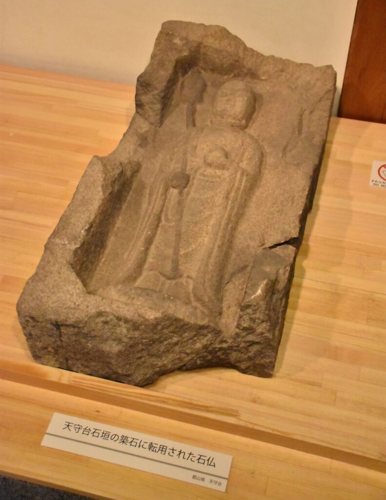天守台石垣の転用石仏