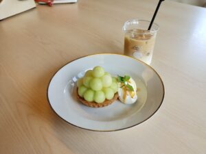 奈良散策のひと休みに。薬局の面影残る、築約60年のレトロカフェでいただく季節のタルト