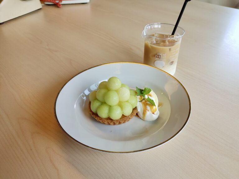 奈良散策のひと休みに。薬局の面影残る、築約60年のレトロカフェでいただく季節のタルト