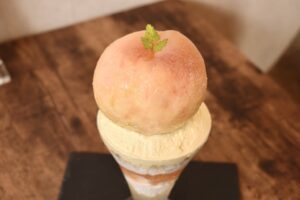 今だけ味わえる！高級桃を1玉丸ごと使った贅沢パフェ【Pilot Coffee Kitchen】｜香芝市